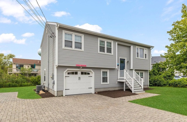 7 Bedrooms, A/C, 3 Beaches within 2 Miles, Sleeps 14