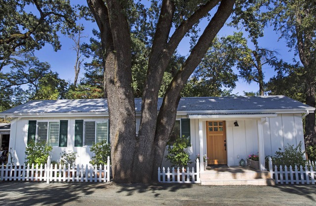 7 minute drive/5 miles to Saint Helena