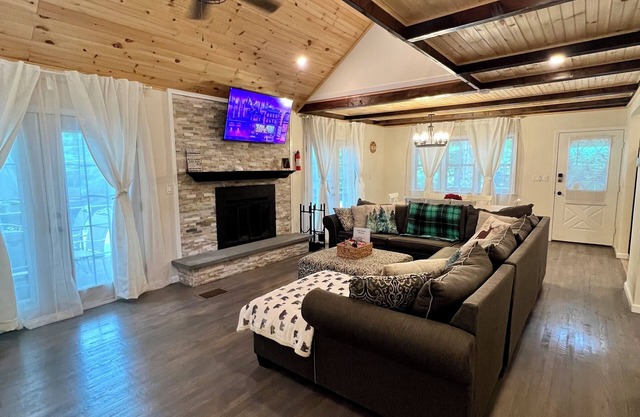 7 minutes to the Lake/Beach! Spacious 4BR Cabin with game room, fire pit & deck