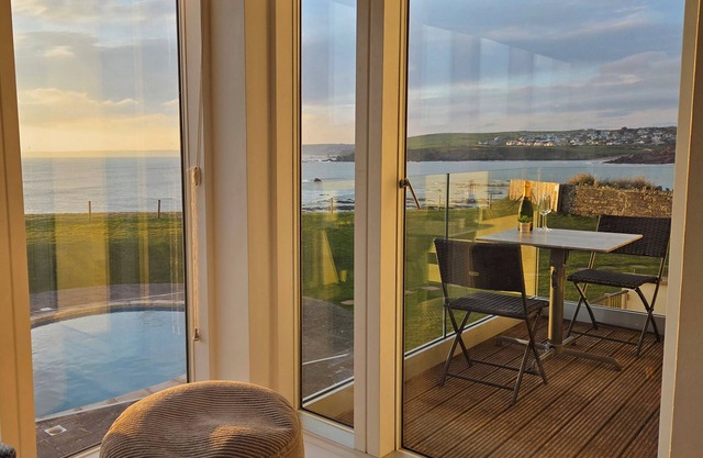 7 OCEAN'S EDGE, family friendly, with pool in Thurlestone