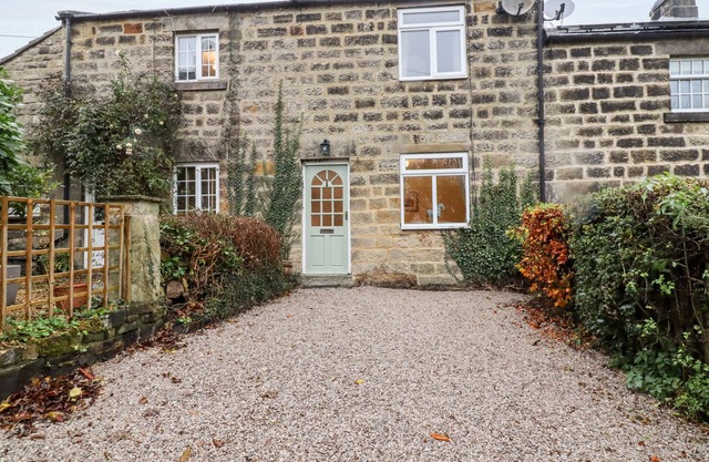 7 SCARAH BANK COTTAGES, pet friendly, with a garden in Ripley