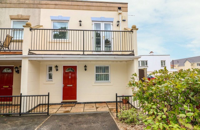 7 THE RETREAT, pet friendly, country holiday cottage in Paignton