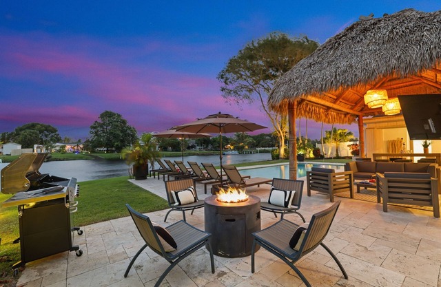702A Delray Waterfront, Heated Pool, Tiki Hut, Putting Grn, Large TVs, Paradise!