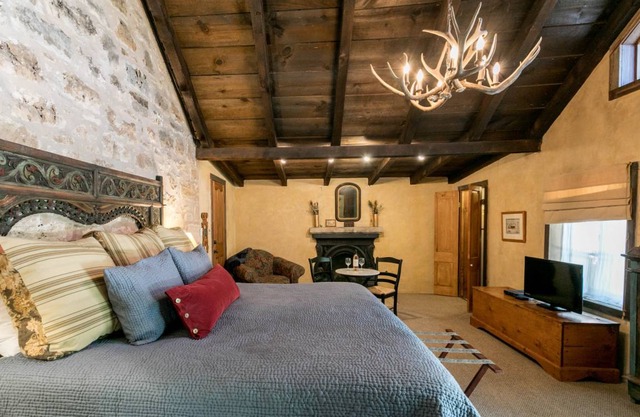 Austin Street Retreat Eli 