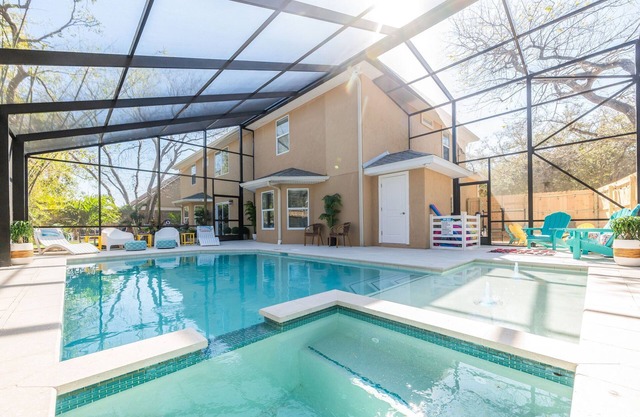 7BD, Heated Pool&Spa, Walk to Beach, PutPut, Golf Cart, 10 min. to Downtown!