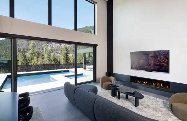7BR/7BA Whistler Retreat w/Pool, Sauna & Mtn View