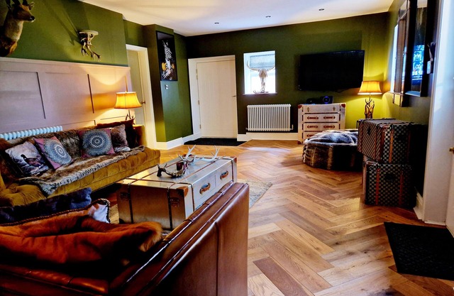 8 COACH HOUSE, pet friendly, with hot tub in Garstang