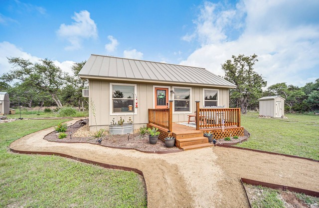8 Mi to Dtwn Wimberley: Cabin Retreat on 5 Acres!