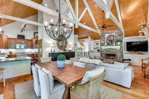 8 Mi to Ski Sapphire! Multi-Level Family Retreat
