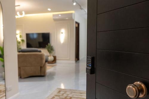 83/17/3 · 5BR-4BATH Spacious Luxury Haven