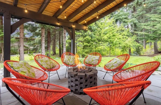 8BR mountain home w/putting green & cinema room
