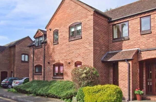 9 BANCROFT PLACE, family friendly in Stratford-Upon-Avon