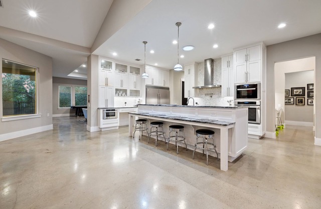 9 Bed, Fully Furnished, Accessible, Swimming Pool & Hot Tub, treehouse on acre.
