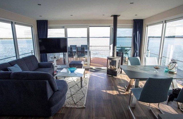 9. Schwimmendes Ferienhaus Dolcevita - Schwimmende Ferienhäuser Gräbendorfer See