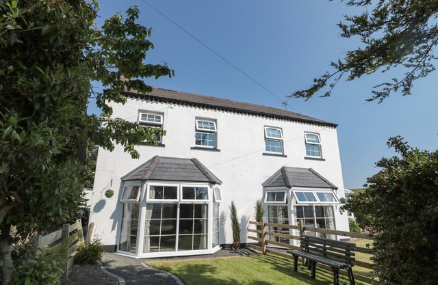 9 STATION COTTAGES, pet friendly, with a garden in Belford
