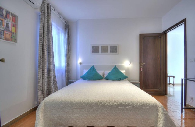 900-1, double bed/bath, wifi/aircond, breakfast facility