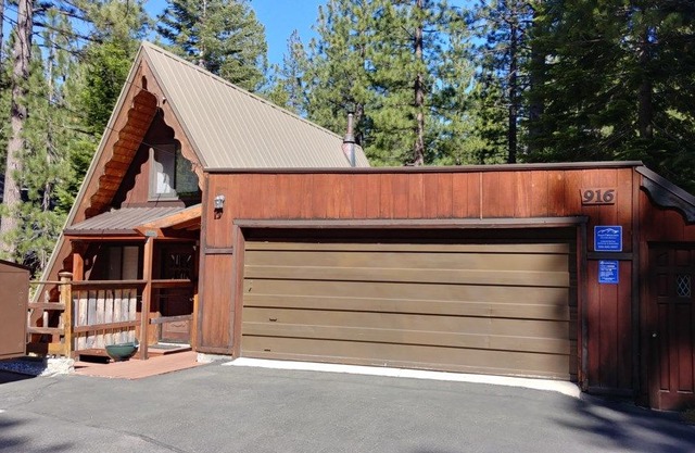 916 Kiowa Cozy Tahoe Cabin Nestled in the Forest on a Sledding Hill-HDTV