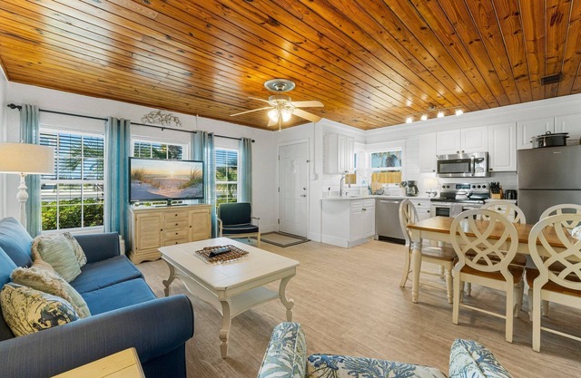 $95/Night Now thru November 22nd!~ Laguna Beach ~Directly Across Street-30ft from Perfect Beach Access #83