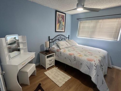 9621 San Juan - South Gate CA - Quick Drive to Hollywood & Beaches