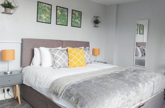 A Beautiful 3 bedroom house in Reading, Sleeps up to 8 Guests. Free parking for 3 cars.