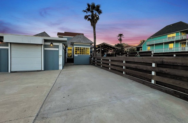 A block from beach * PRIVATE POOL* Bunk Room * Large Screened in hang out porch