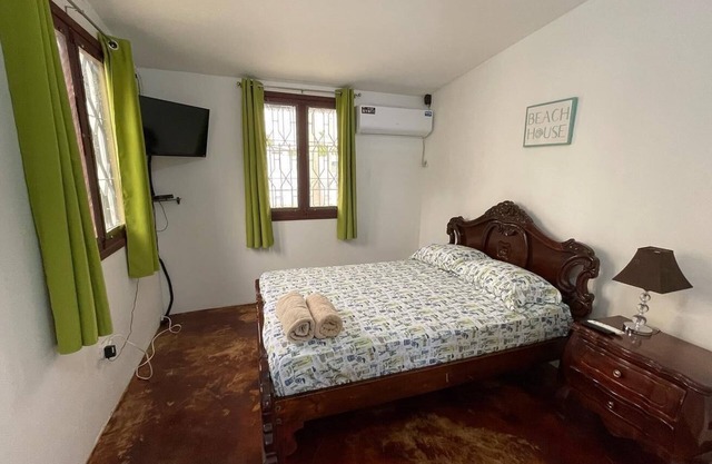 A block from Chipipe beach Salinas cost studio for 5 Salinas with AC