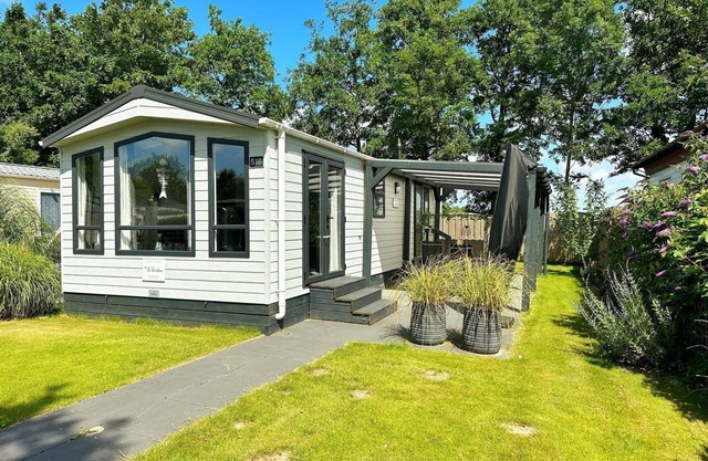 A brand new chalet on the edge of our park with a beautiful view of the Valkkogerdijk.
