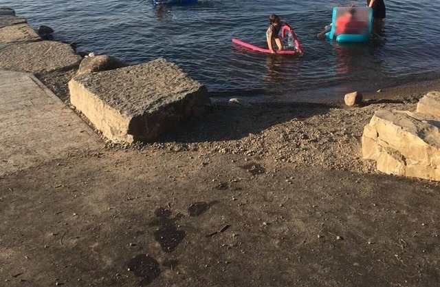 A charming 2 bedroom cottage offering protected boat mooring.