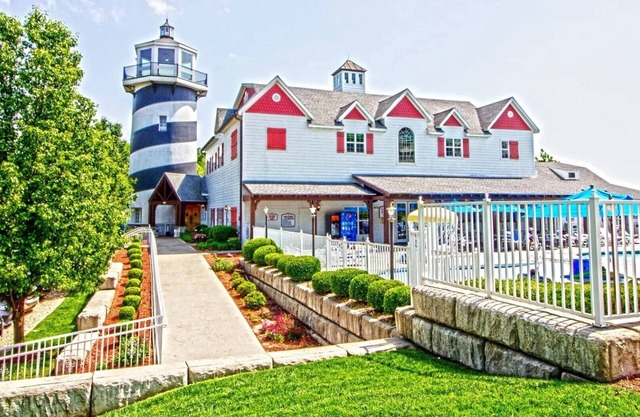A Charming Lakeside Escape with Endless Family Fun- Branson Family Fun-3 Bd.