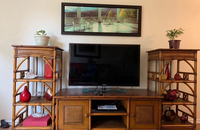 A cheerful and cozy waterfront grand mom's cottage