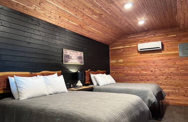 A cozy cabin with Ozark Mountain Views!