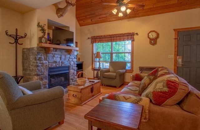 A Cozy Pet Friendly 1 bedroom, 1 bath lodge at Stonebridge Resort!