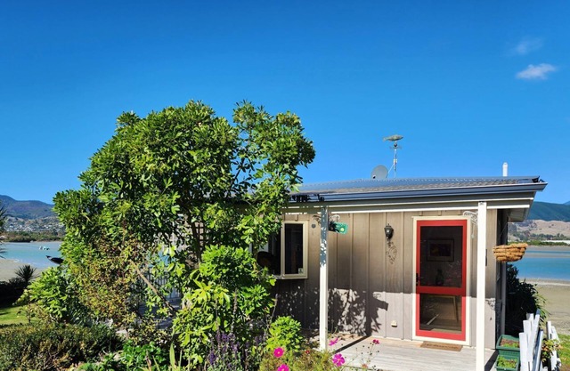 A delightful cabin right on the waterside in Monaco peninsula