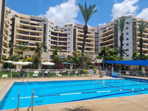 A Dream Place in Raanana, up to 5 guests - Swimming Pool - Jacuzzi & Gym