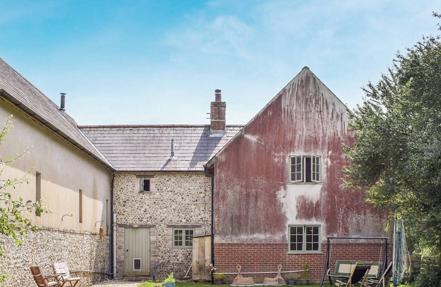 A fabulously cosy farmhouse just a short walk from the famous Cerne Abbas Giant.