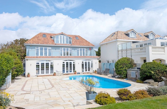 A family house that sleeps 12 guests in 6 bedrooms