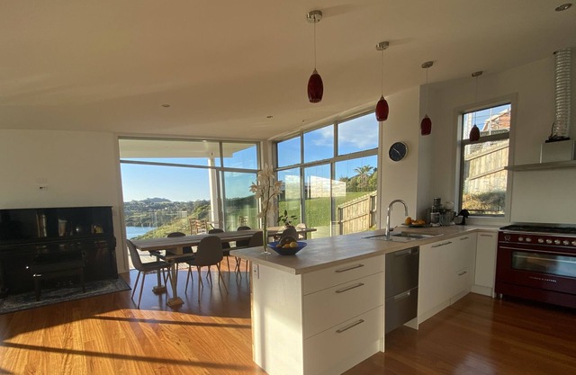 A fully equipped house with spectacular views, close to town and Bay of Islands.