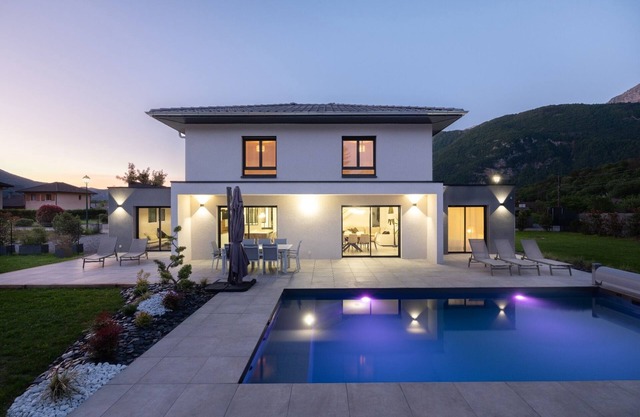 A haven of peace between lake and mountains