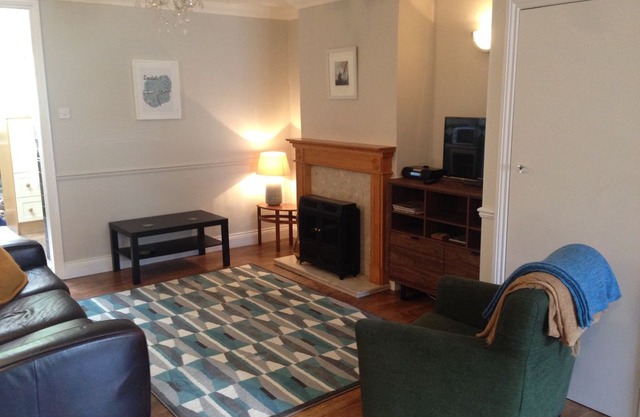 A Lovely Two Bedroom Holiday House - Romford, East London