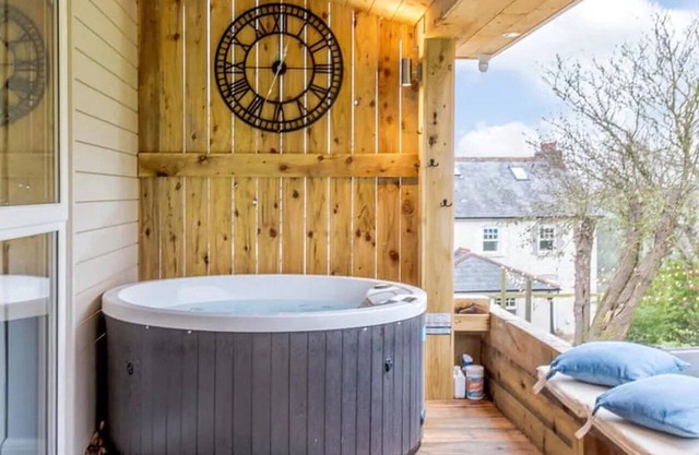 A luxury garden lodge with HOT-TUB, sun terrace - sleeps up to 7 guests
