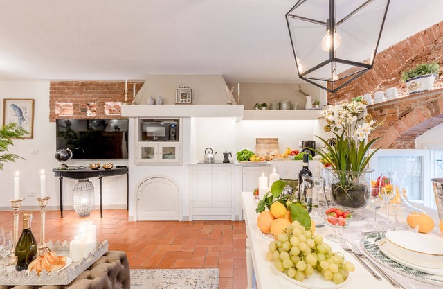 A Million Dollar's View: the Lucca Colosseum. Luxury 1 bedroom 1 Bathroom Apartment