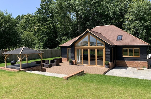 A modern luxury bungalow with an amazing hot tub located in a rural part of Kent