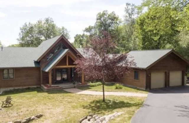 A peaceful stay at the Timber Castle - 10 minutes from downtown