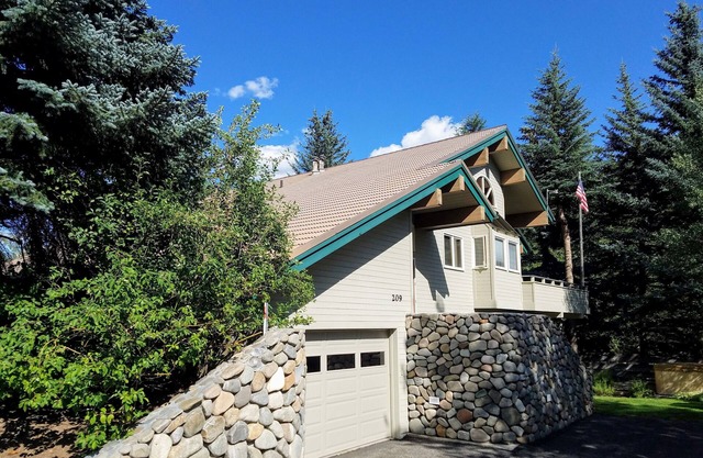 A perfect spot in Ketchum! Winter will be here soon; Sun Valley is spectacular!