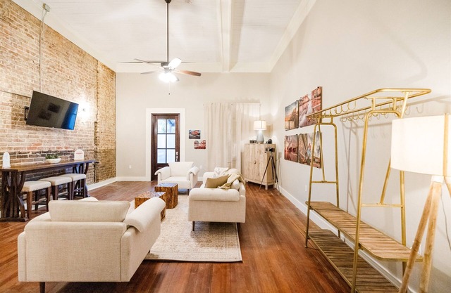 A Picture-Perfect Stay in Downtown Laurel