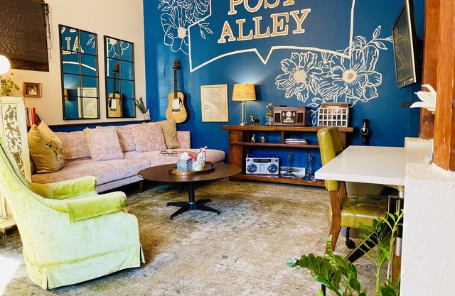 A PINK DOOR WELCOME near eateries breakfast + parking included