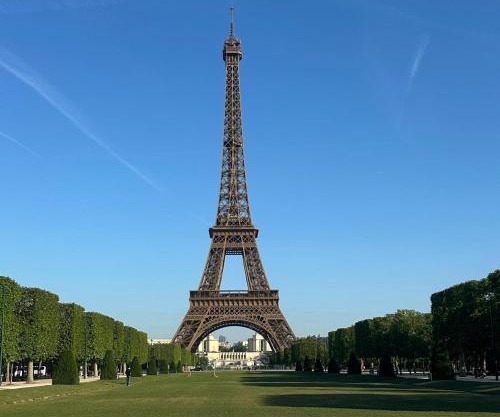A proximité immédiate de la Tour Eiffel