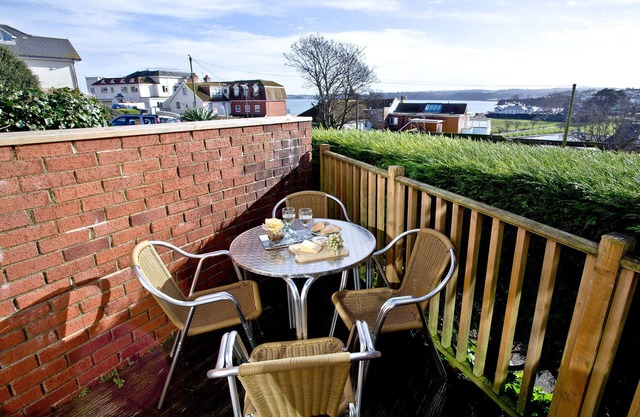 A spacious apartment overlooking Goodrington Park with sea views.
