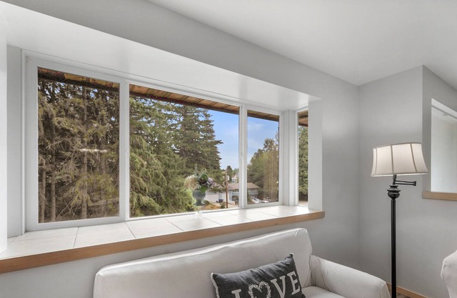 A specious 2 level 4 Beds 2 Baths home