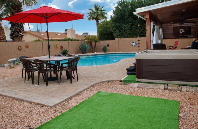 A Sunburst Sanctuary w/ pool & hot tub located in the heart of North Scottsdale